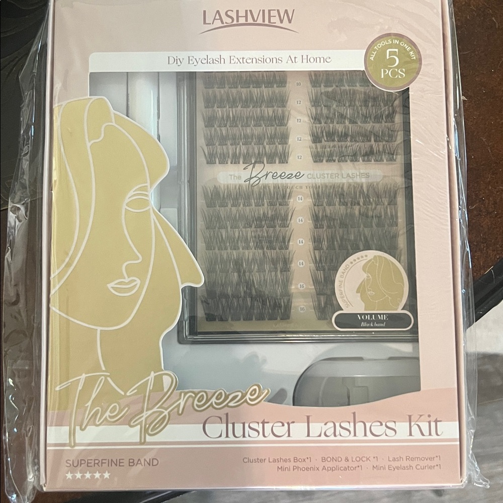 The Breeze Cluster Lashes Kit with refill kit.